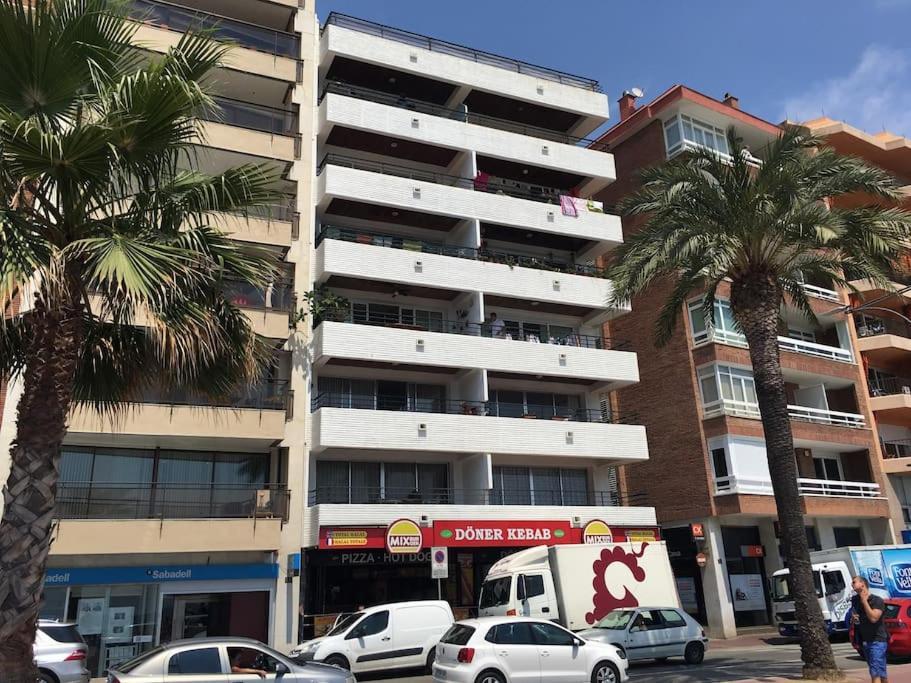 Lloret De Mar - Beachside Apartment - Free Parking - Limited Size Car Екстер'єр фото